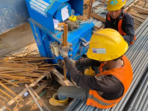 Perakitan unit di tengah tumpukan besi beton