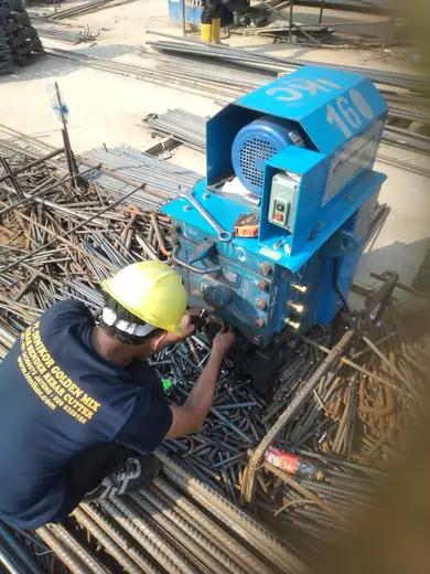Teknisi memeriksa unit di tengah rangkaian besi