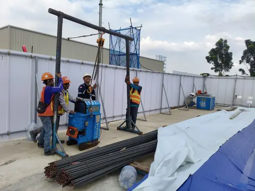 Pengangkatan unit menggunakan katrol di lokasi proyek