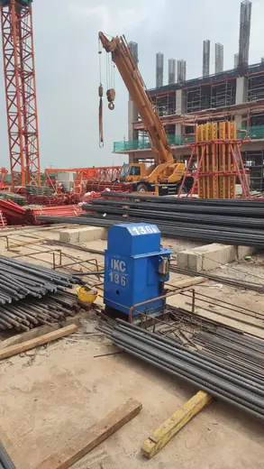 Unit ditempatkan di tengah proyek gedung bertingkat
