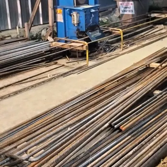 Besi beton siap ditekuk di lokasi proyek