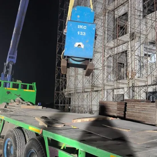 Pengiriman unit mesin ke lokasi proyek pada malam hari