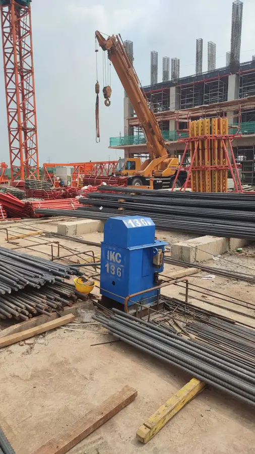 Unit di Tengah Proyek Gedung Bertingkat