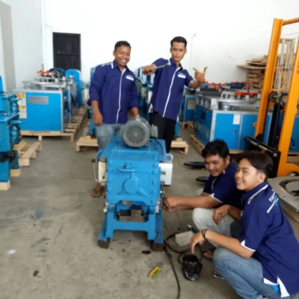 Tim teknisi Innikor mendampingi pelatihan langsung pengoperasian mesin