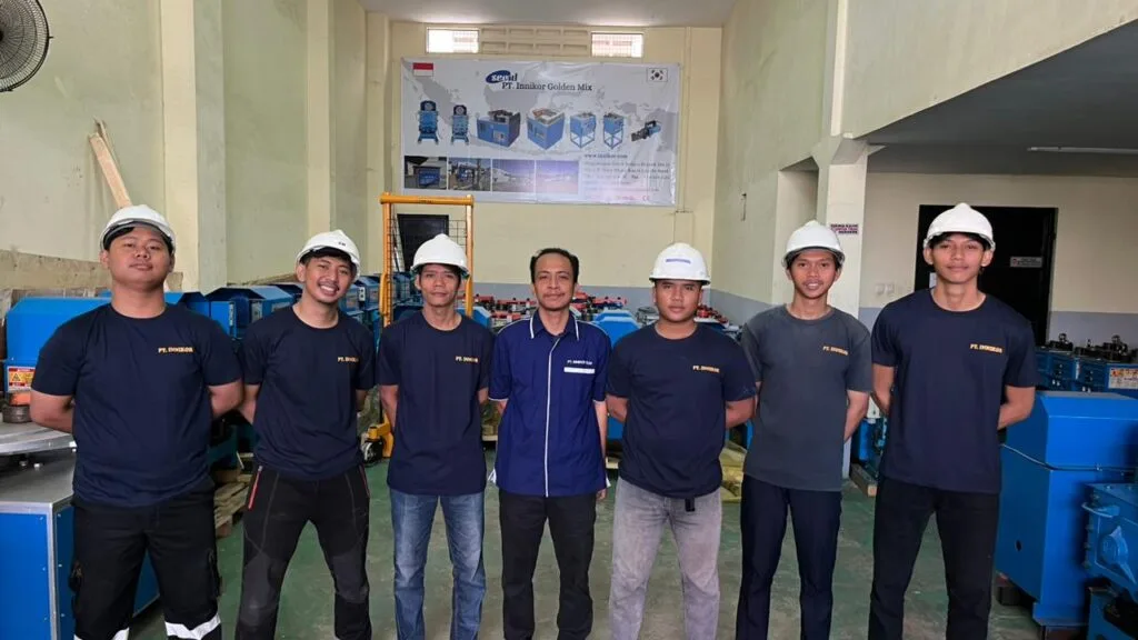 Tim teknisi PT. Innikor Golden Mix di workshop
